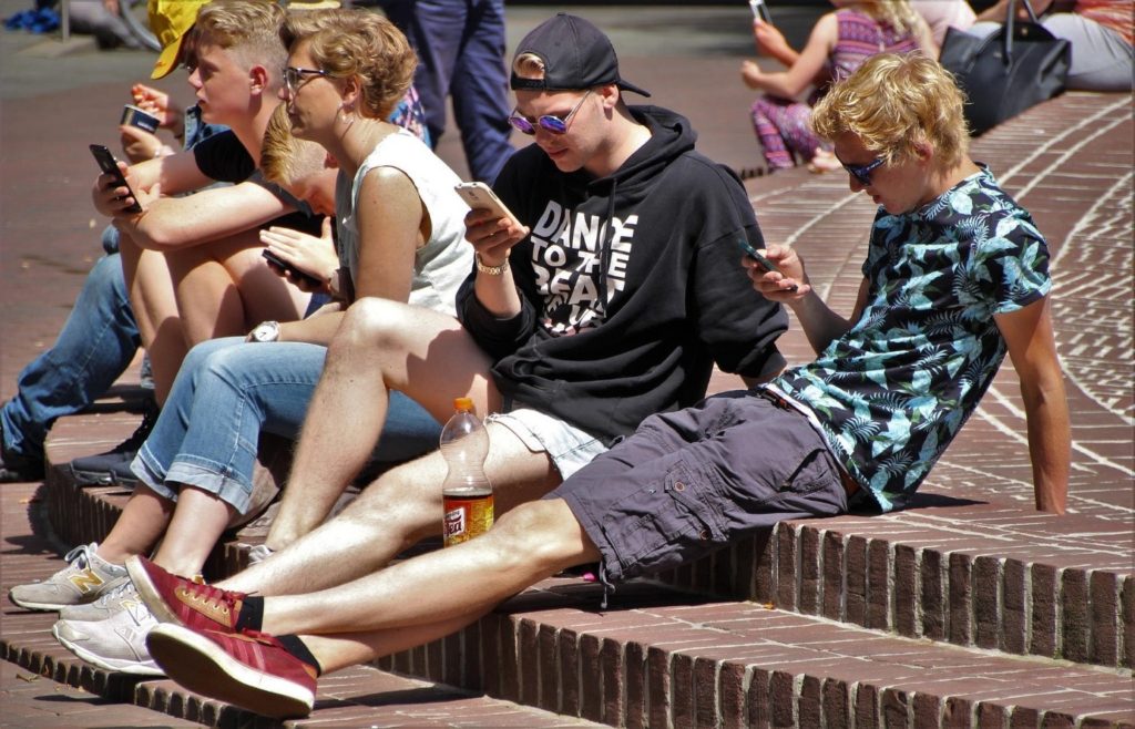 jeune jouant à candy crush