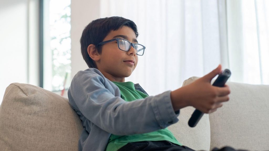 enfant regardant la télé